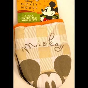 Disney NWT 2pack oversized mini mitts